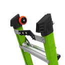 Вид на горната част на телескопичната стълба от фибростъкло M17 Conquest 2.0 с индустриални крака и порт за Airdeck.