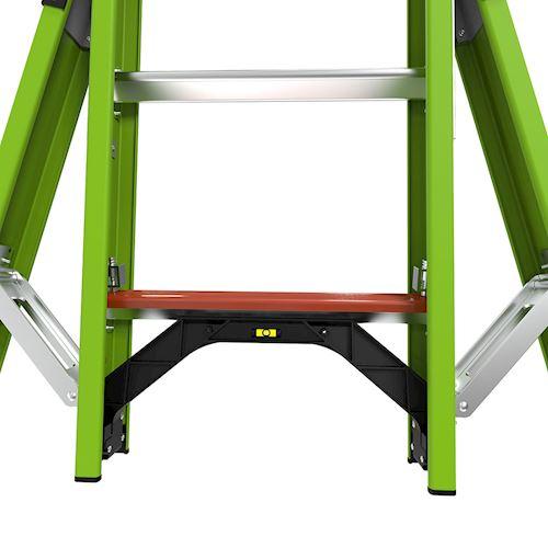 Стадион на телескопична стълба от фибростъкло Little Giant с ниво и стабилизатори.