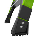 Детайл на основата на стълбата с платформа от фибростъкло Little Giant Fortress, осигуряваща стабилност и безопасност.