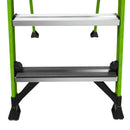 Стълба с платформа от фибростъкло Little Giant Fortress, вид на стъпалата и устойчивите опорни основи.