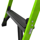 Детайл на стълба Little Giant Fortress с платформа и защитно ограждение в зелен цвят.