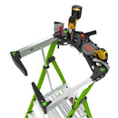 Станция за инструменти на стълба Little Giant Fortress с инструменти и принадлежности в горната част.