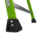 Детайл на основата на стълба с платформа от фибростъкло Little Giant Fortress, осигуряваща стабилност и безопасност.