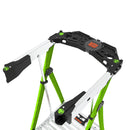 Детайл от стълба с платформа Little Giant Fortress с защитни огради и монтажна система.