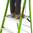 Стълба Little Giant Fortress с платформата и защитно ограждение, показа стъпала и работещ човек.