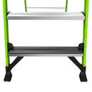 Детайл на стъпалата и основата на стълба с платформа Little Giant Fortress, подходяща за безопасна работа.