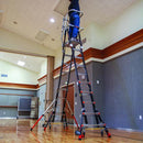 Телескопична стълба от фибростъкло с предпазен кош, идеална за безопасна работа на височина в професионални помещения.