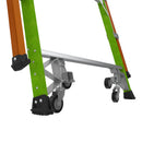 Детайл от телескопична стълба с фибростъкло и колела, проектирана за безопасност и удобство при работа на височина.