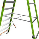 Детайл на телескопична стълба от фибростъкло Safety Cage с широка платформа и обезопасителен кош.