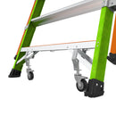 Телескопична стълба от фибростъкло с колела и стабилна основа за безопасна работа на височина.