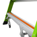 Детайл от телескопичната стълба от фибростъкло с предпазен кош Safety Cage, показваща широка платформа с антрацитен цвят.