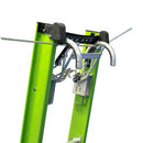 Аксесоар за стълби Hyperlite Sumostance с V-образни щипки и планка, осигуряващи стабилност при използване.