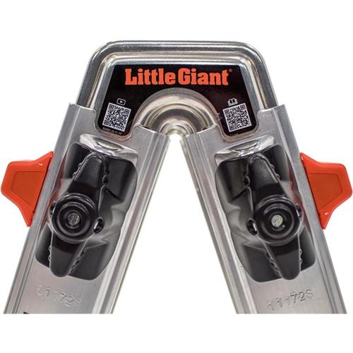 Скоби за сдвояване Little Giant® Trestle Brackets™ на стълба, удобни за работа с Telescoping Plank™ в безопасна позиция.