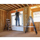 Работник на стълба Little Giant, използваща скоби за сдвояване и Telescoping Plank за работа по строеж.