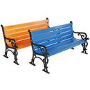 Дървена пейка в оранжев и син цвят, подходяща за градински и паркови пространства.