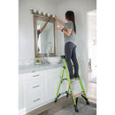 Жена използва стълба Little Giant MightyLite™ за работа около огледало в баня.