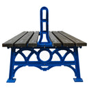 Дървена пейка с чугунени крака в син цвят, идеална за паркове и оживени градски зони.