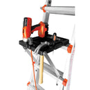 Поставка за инструменти Little Giant Project Tray с бормашина, чук и отвертка, прикрепена към стълба.