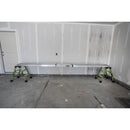 Телескопична дъска Little Giant® Telescoping Plank™, предназначена за двама души, монтирана на стълби.