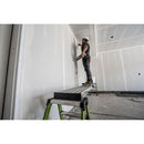 Работник на телескопична дъска Telescoping Plank™, боядисва стена в интериор.