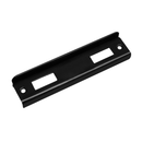 Черен метален компонент за монтаж на врата, с два паралелни отвора за закрепване.