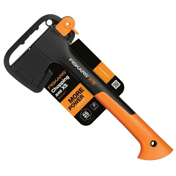 Брадва Fiskars X7 XS с черно-оранжева дръжка и опаковка, идеална за къмпинг и туристически активности.
