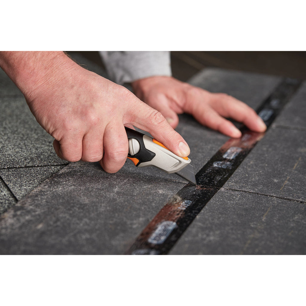 Макетен нож с фиксирано острие Fiskars Pro CarbonMax™ държан в ръка режещ уплътнител по покривни керемиди, резервно острие включено