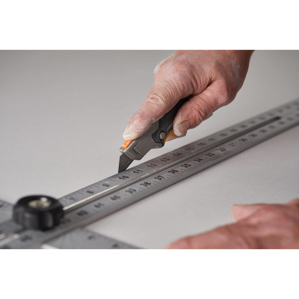 Макетен нож с фиксирано острие Fiskars Pro CarbonMax™ рязане по метална линия с предпазител и резервно острие