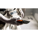 Макетен нож с фиксирано острие Fiskars Pro CarbonMax™ в ръка на майстор, сгъваем предпазител и резервно дълготрайно острие