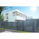 Модерна ограда с врата SZAFIR около съвременна къща, която осигурява елегантна и сигурна защита.