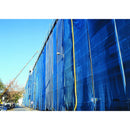 Предпазна мрежа за скеле в син цвят, монтирана на фасадата на сграда.