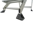 Основата на алуминиева стълба Little Giant Jumbo Step с противохлъзгащи крака за стабилност и безопасност.