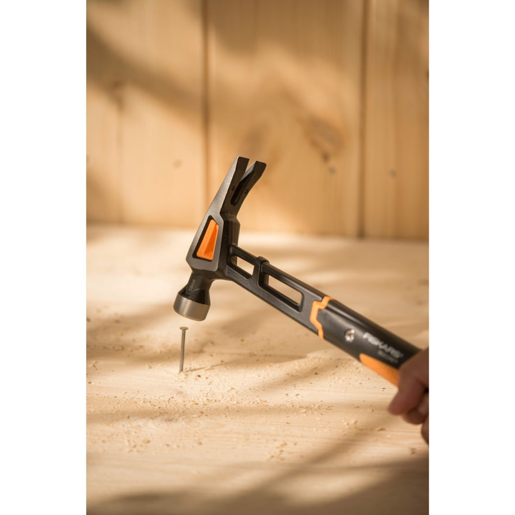 Универсален чук Fiskars IsoCore™, размер M - удар при забиване на пирон върху дървена плоскост с намалени вибрации