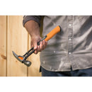 Универсален чук Fiskars IsoCore™ размер L в ръка на майстор, оранжево-черна дръжка и патентована система за намаляване на вибрациите