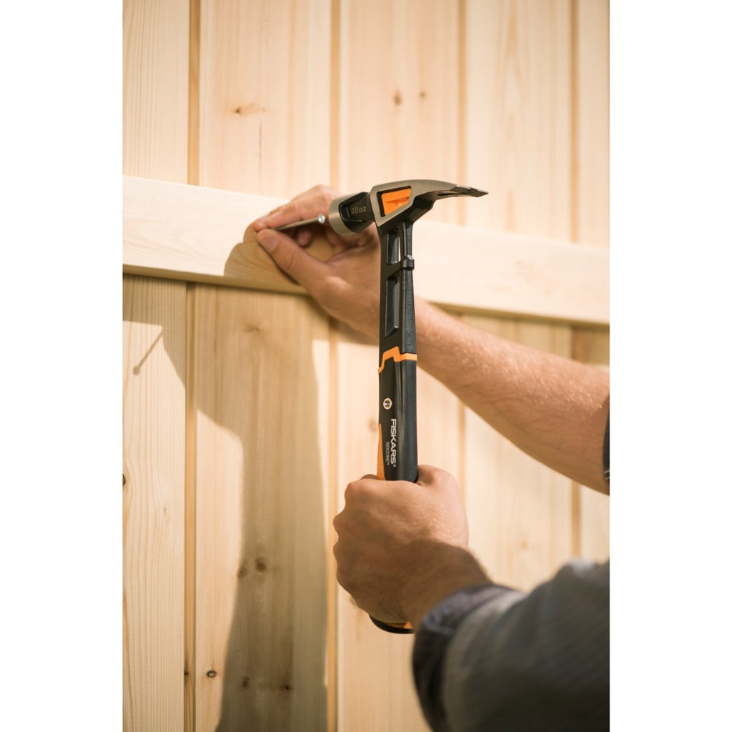 Универсален чук Fiskars IsoCore™ размер L използван за монтаж на дървена ламперия и довършителни работи