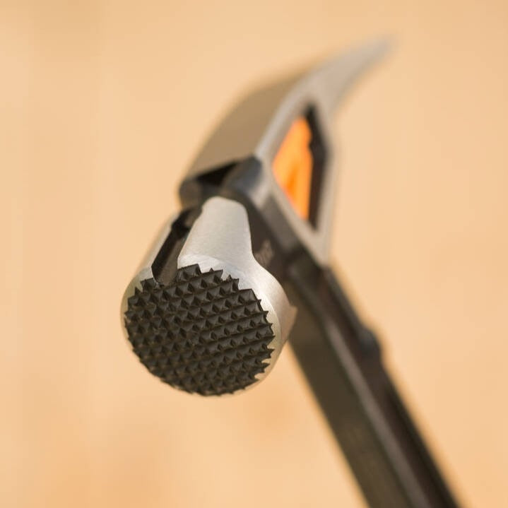 Кофражен чук с магнитна глава Fiskars IsoCore™ 0.624 kg, размер XXL - близък план на грапава ударна глава и дръжка
