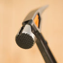 Кофражен чук с магнитна глава Fiskars IsoCore™ 0.624 kg, размер XXL - близък план на грапава ударна глава и дръжка