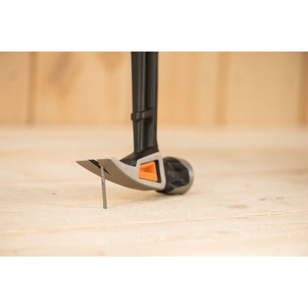 Универсален чук IsoCore™ размер XL на Fiskars с IsoCore Shock Control System, близък план на глава и дръжка