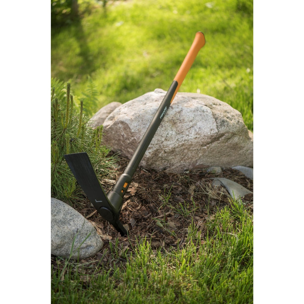 Кирка Fiskars Pro IsoCore™, размер L с IsoCore амортизация, за копаене в камениста почва и намаляване на вибрациите