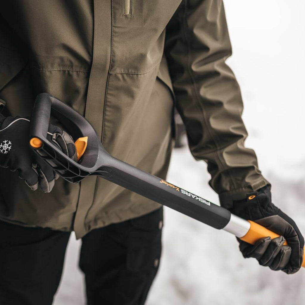 Телескопичен избутвач за сняг Fiskars X-series™ 143-163 см