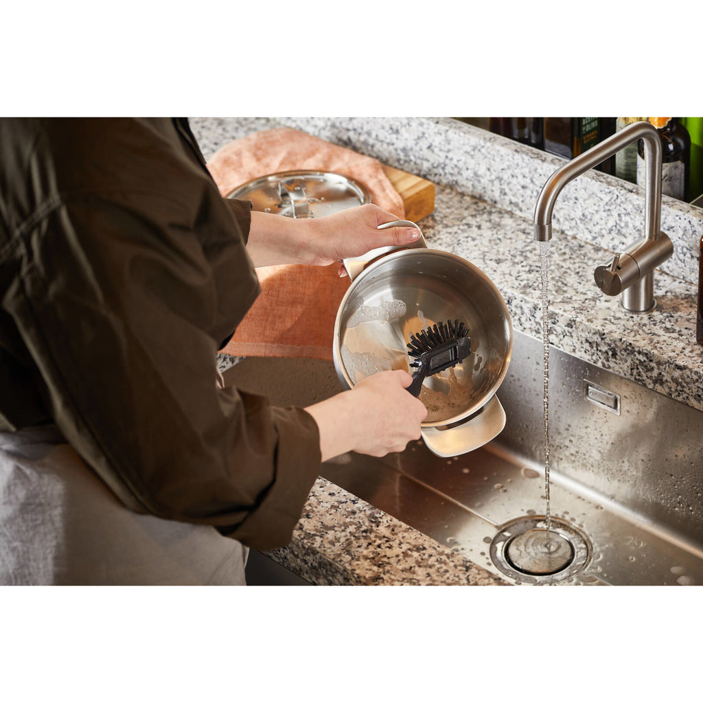 Тенджера Fiskars All Steel, 3.0 литра в мивка, миене с четка и ергономични дръжки