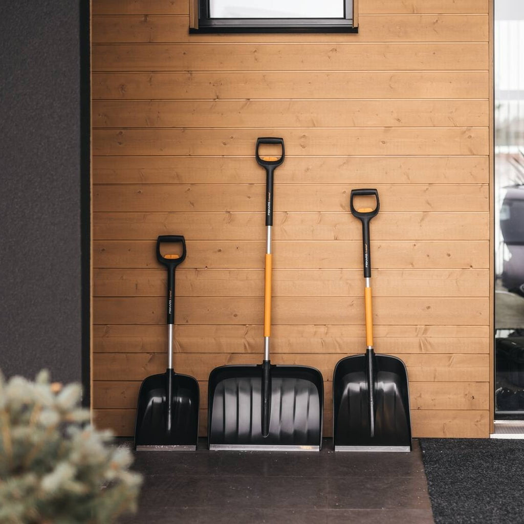 Телескопичен избутвач за сняг Fiskars X-series™ 143-163 см