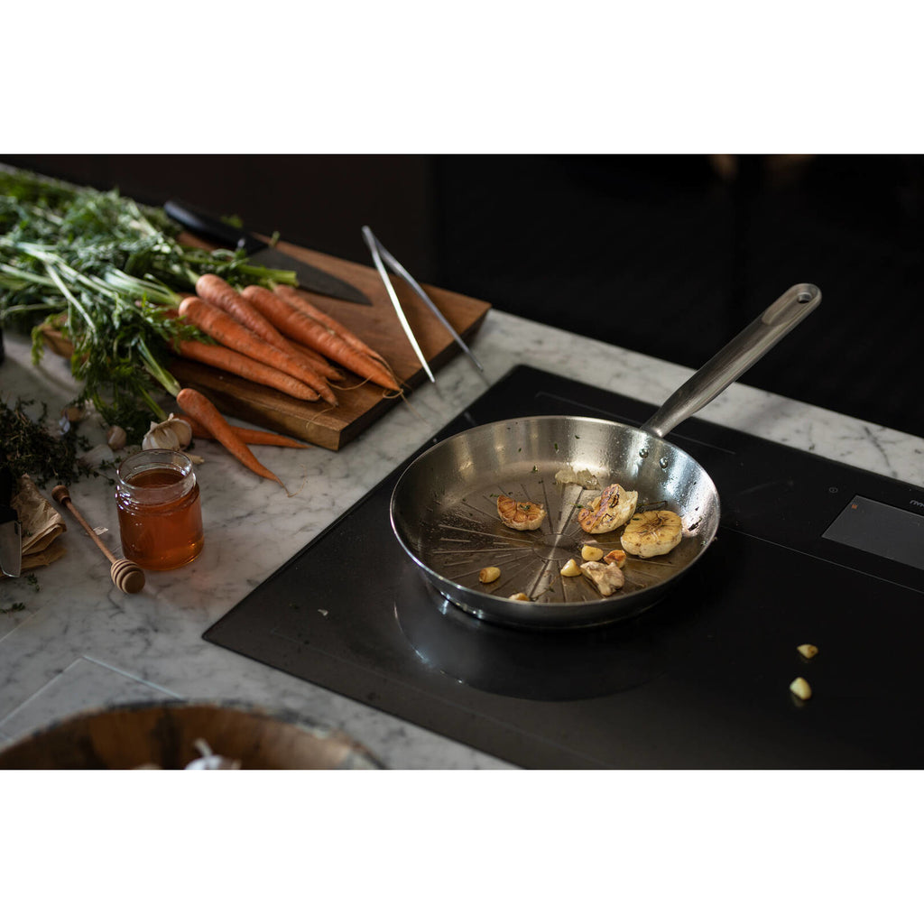 Тиган за пържене All Steel Pure, 28см на плот с чесън и моркови, неръждаема стомана за карамелизиране и равномерно пържене