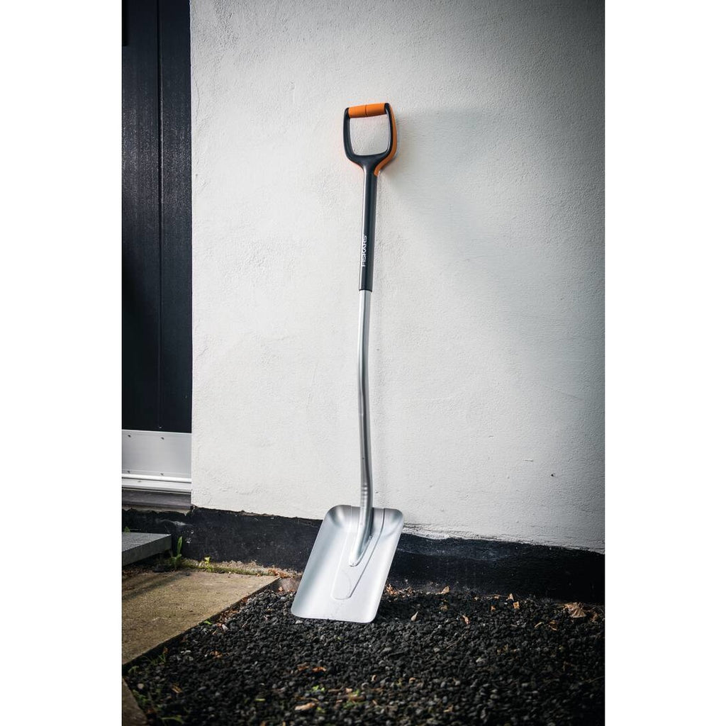 Лопата за изгребване Fiskars Xact™ размер L - Nika.bg