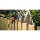 Универсален чук Fiskars IsoCore™ размер L в ръка на дърводелец при монтаж на дървена ограда