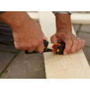 Нож с пила и вградено точило в канията Fiskars, ергономична дръжка и вграден точило при заточване на дърво