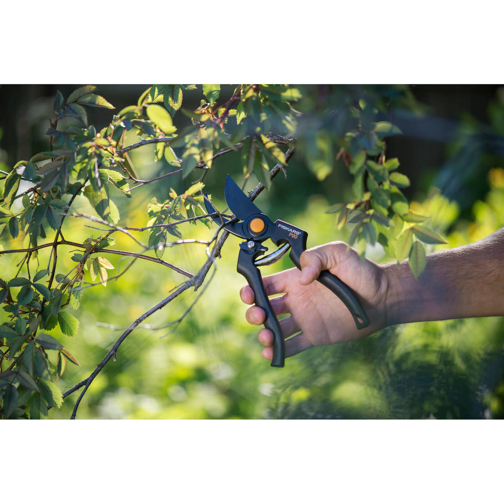 Градински комплект Fiskars - овощарска ножица PowerGearX™ LX94 и професионална лозарска ножица P90