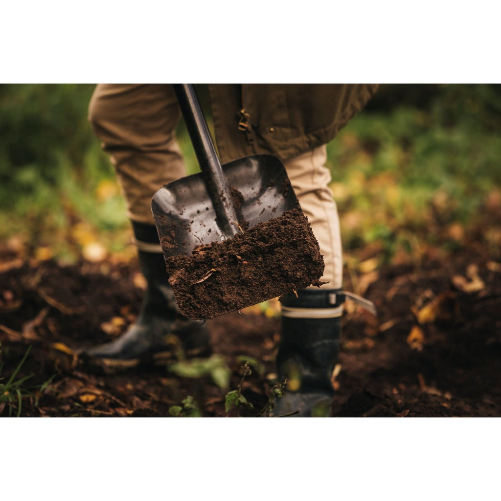 Лопата за насипни материали Fiskars Solid™ с широка глава и стоманена дръжка, вадеща пръст в градината