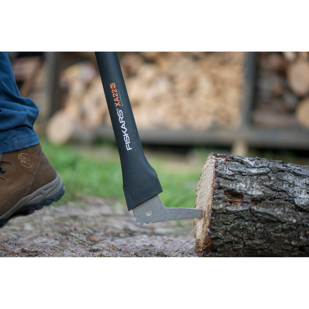 Кука за преместване на дървени трупи Fiskars XA22 - Nika.bg