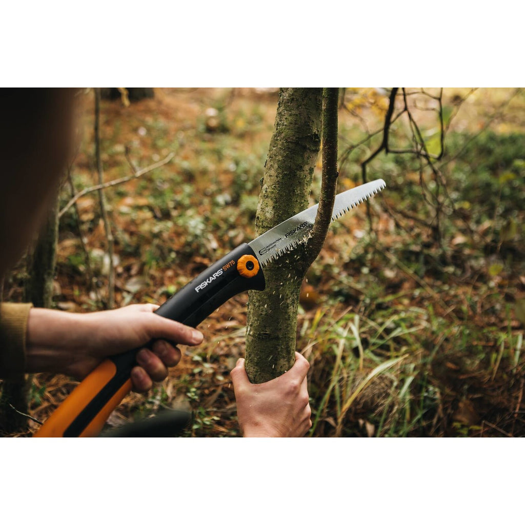 Градински комплект Fiskars - ножица за храсти Solid HS21 и сгъваем трион Xtract™ SW75 - Nika.bg